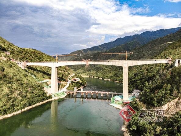 攻克六大难题创下多个“最” 高地震烈度区世界跨度铁路双线桥在云南顺利合龙