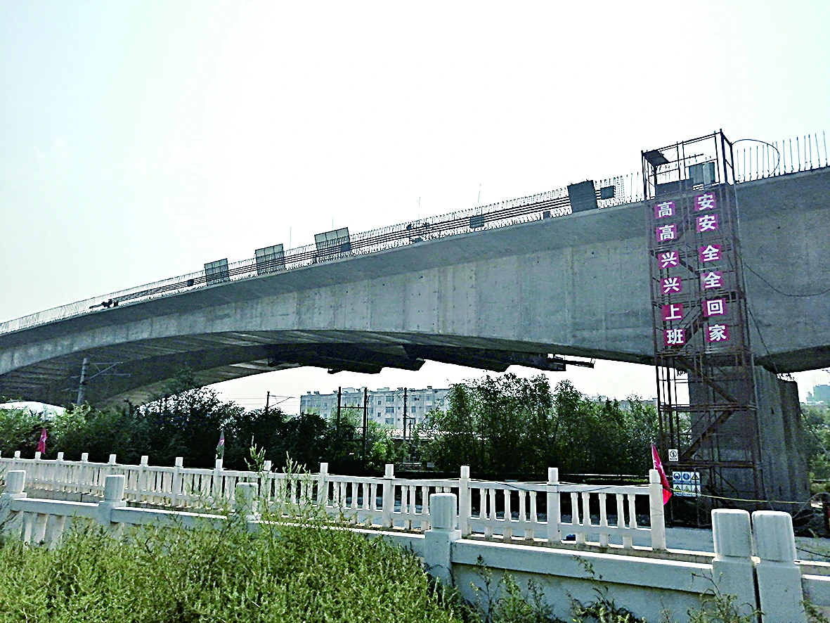 河东西街延长线跨南同蒲铁路桥合龙，12月18日将竣工通车