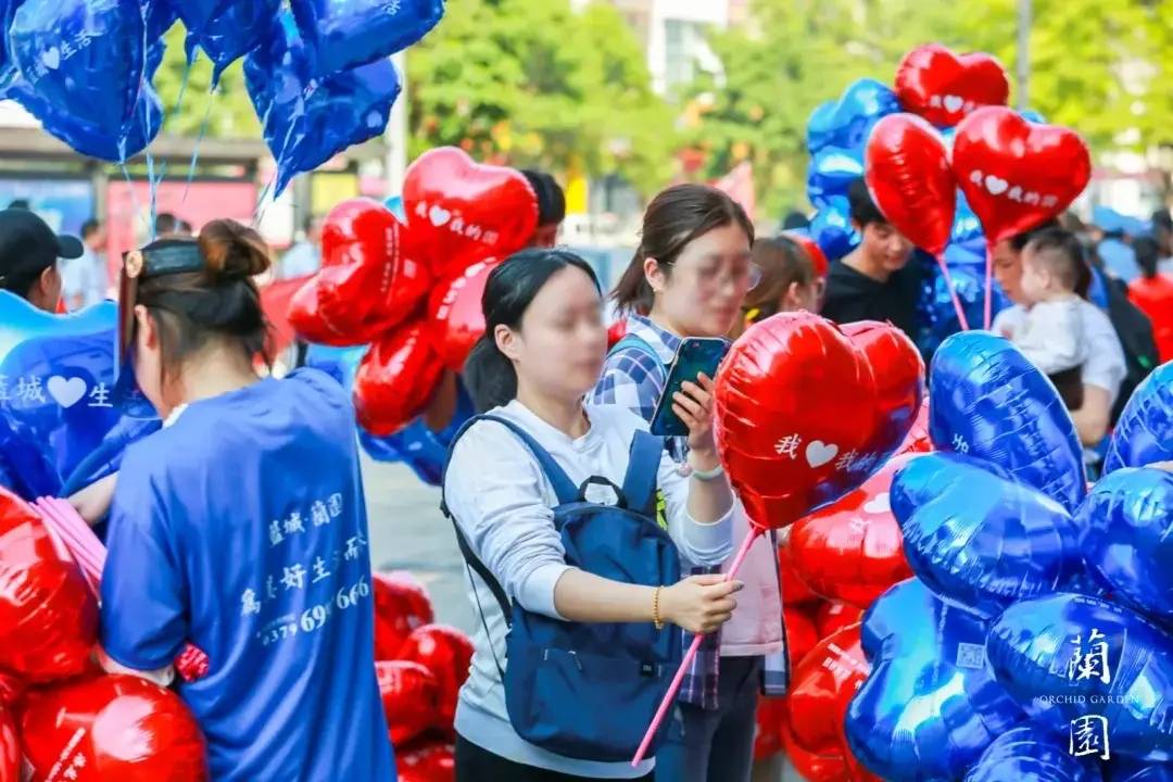 活动当天,一场声势浩大的神秘气球派发活动如期上映,数千只气球携诚心