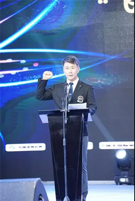 裁判员代表赵俊龙上台宣誓