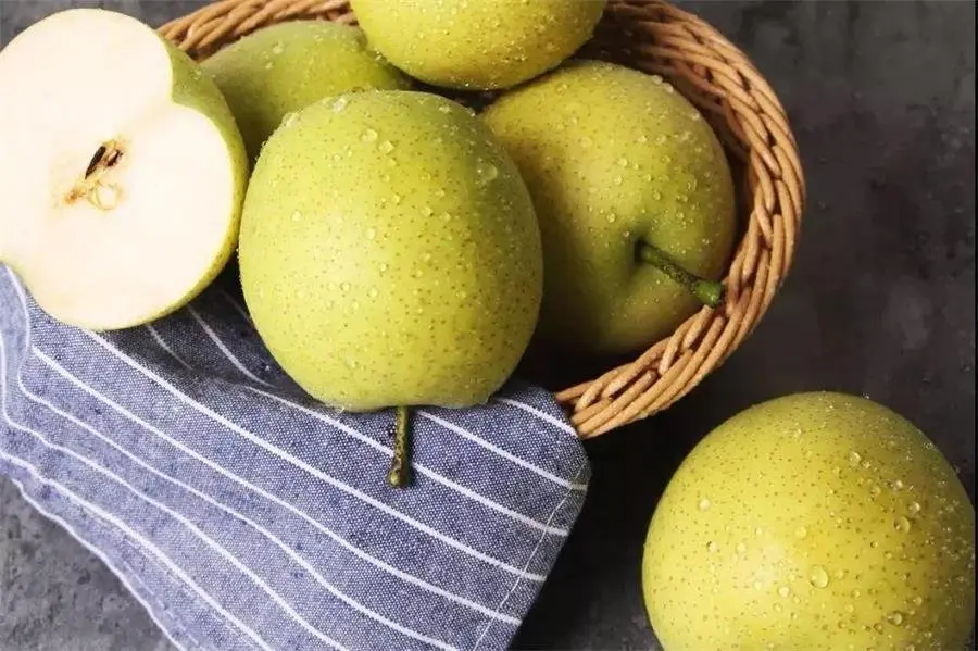 除了生吃,还可以做很多温润的小食哦~如冰糖雪梨水,秋梨膏,话梅腌梨