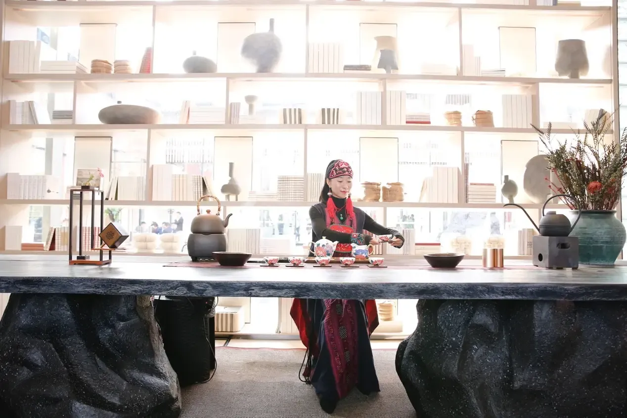 晨昏几许微凉,朗空格外旷远,在青山白云的美景坏绕中,一首首古筝乐曲