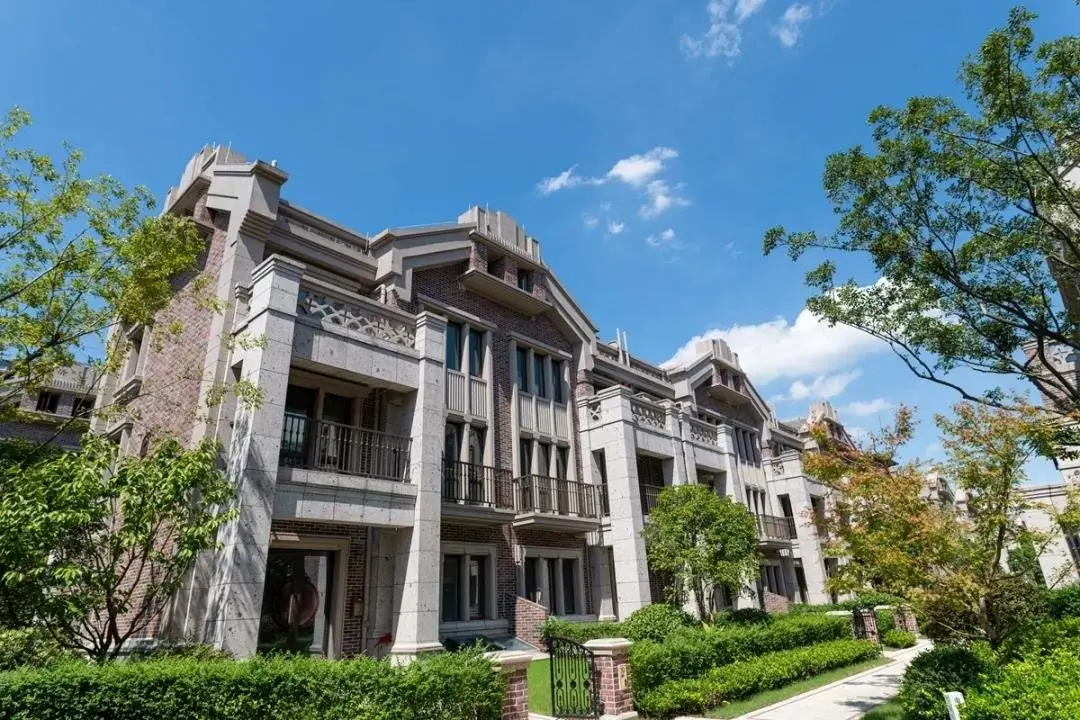 江与城艺墅 实景图目前亚厦·江与城艺墅已进入现房阶段,购买现房