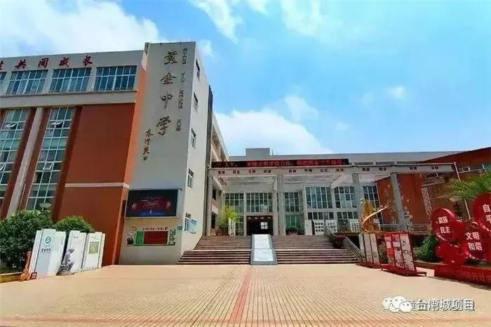 2km…… 享城市便捷与繁华 外国语小学,赞贤路小学, 黄金中学等教育