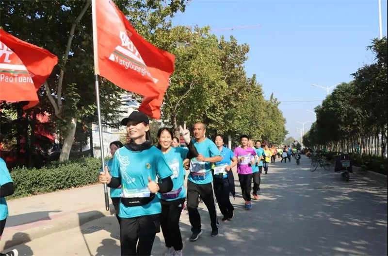 为祖国奔跑 菏泽这里人头攒动旗帜飘扬