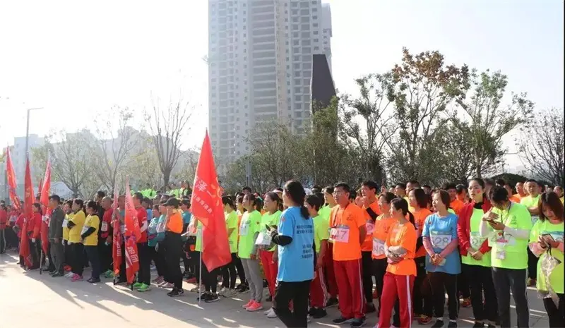 为祖国奔跑 菏泽这里人头攒动旗帜飘扬