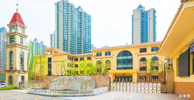 恒大山水城投资并建设的双西小学(山水城校区),创办于1956年,其教育