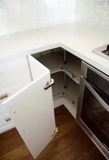 橱柜转角这样装太聪明了旋转拉篮抽出来收纳邻居吵着要回家换