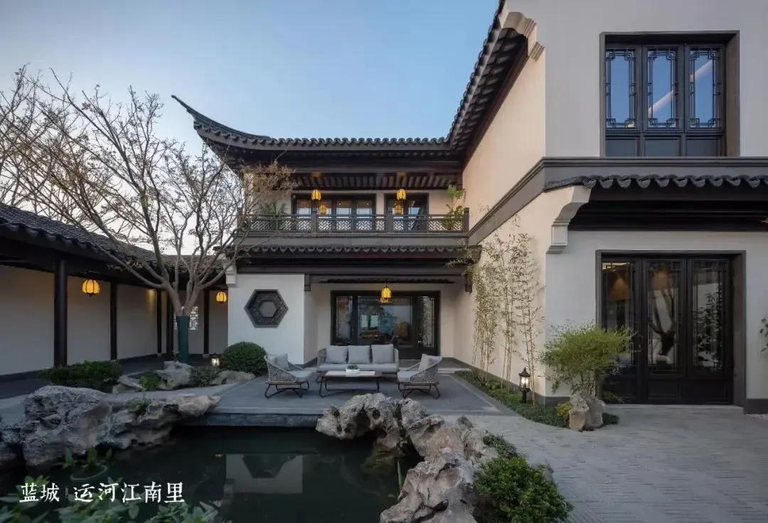 蓝城·运河江南里210m05样板房庭院实景但一定可知的是:210方比180