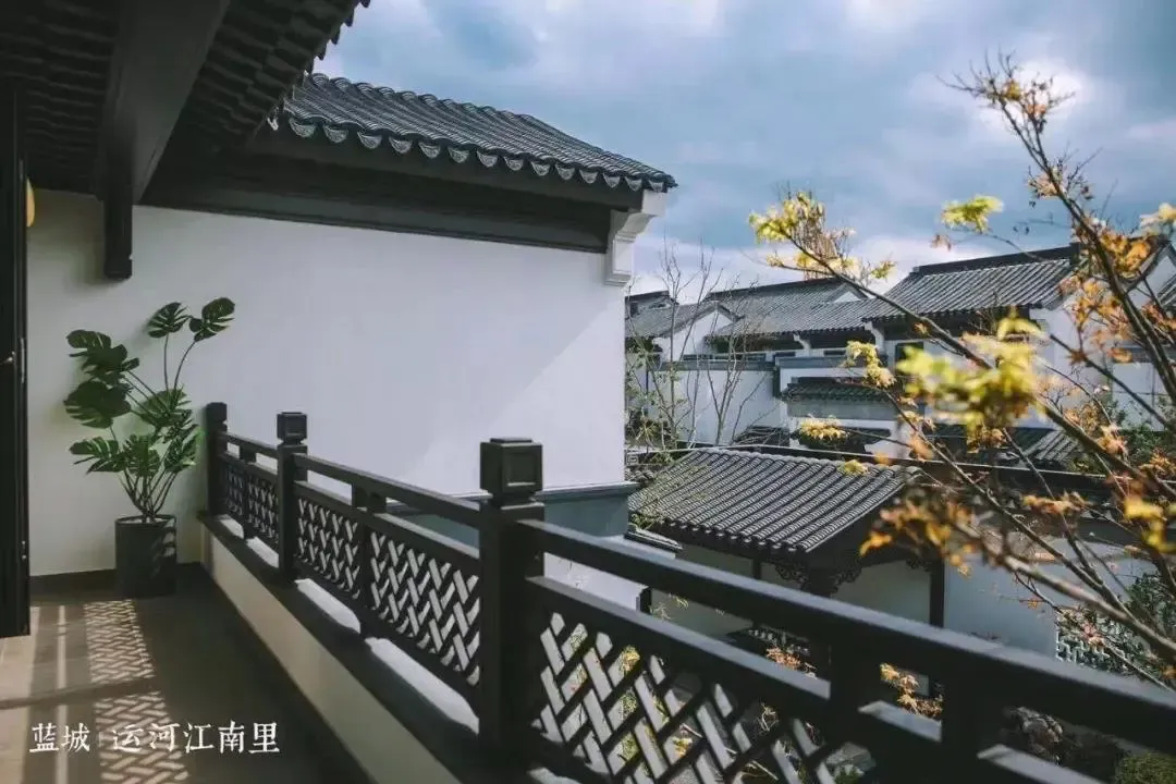 蓝城·运河江南里210m05样板房主卧大阳台实景多一点自由的表达.