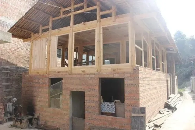 用木头做成砖头建造房子地基都不用做冬暖夏凉住70年也没问