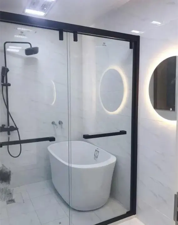 淋浴房内放了成品浴缸,能泡澡能淋浴.