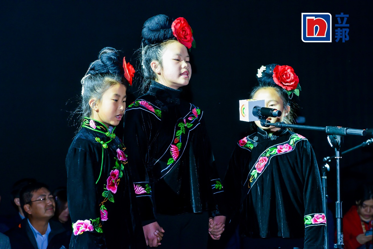 「为爱上色」重涂学校贵州白碧小学的孩子们献唱《留客歌》