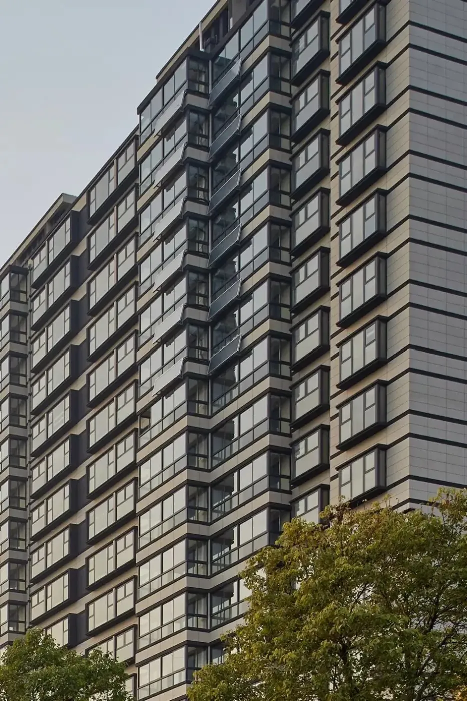 放眼看去小区的建筑恢弘大气,在整体配色上,项目大多采用高级灰的配色