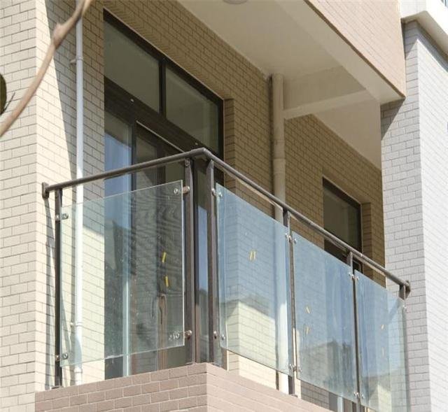 买套16楼的房子,想学楼下业主将阳台栏杆换成玻璃,肯定很漂亮
