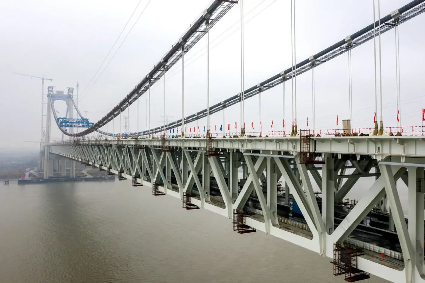 我国首座公铁两用悬索桥五峰山长江大桥昨成功合龙