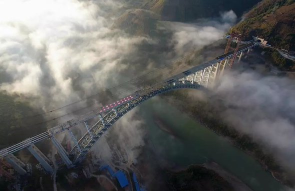世界跨度铁路拱桥云南大理至瑞丽铁路怒江特大桥主体建成