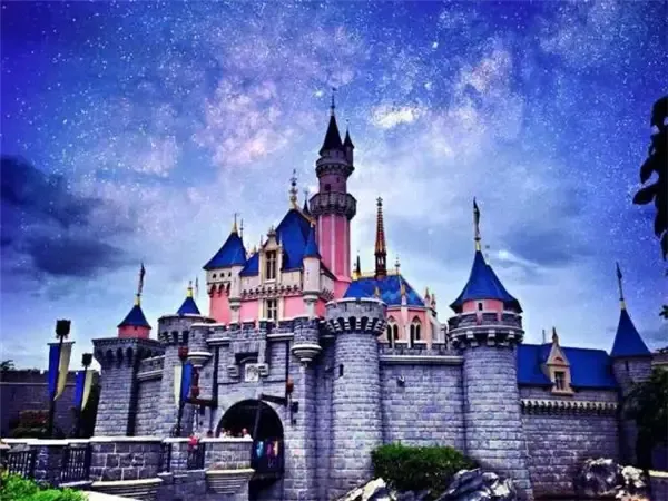 1999年,香港引进全球五大迪士尼乐园之一,吸引了众多世界一流承建企业