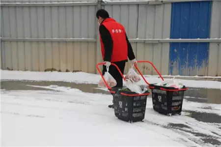 物业人每天除了入户调查A，还要看住隔离的C，严守把关瞎溜达的D，微笑面对着隐藏的B