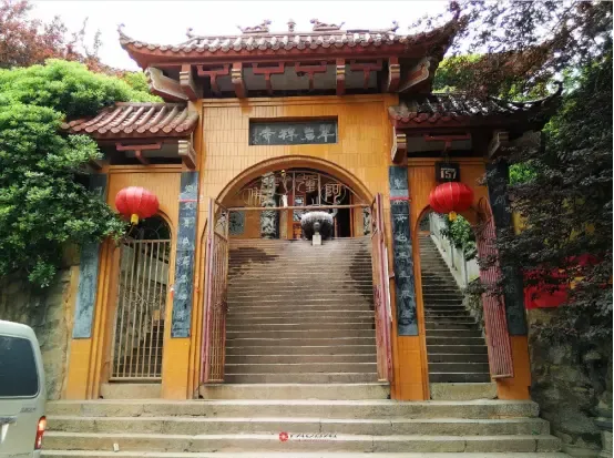 西山万寿宫,紫阳宫,罕王庙,法雨寺等处目前保存较好的就有梅岭在道教