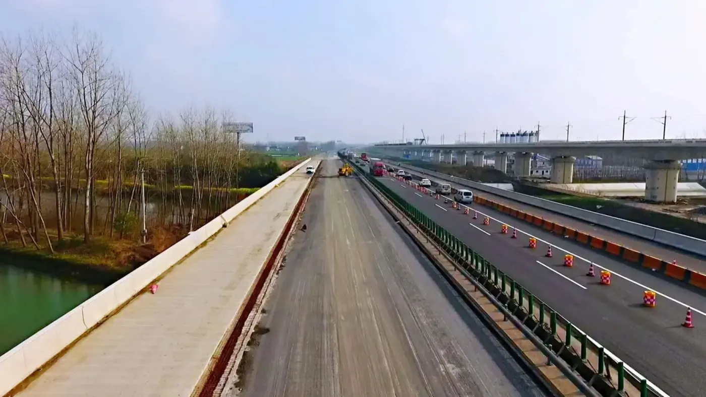 京沪高速公路扩建扬州涉铁先导段顺利复工后,各项施工正有序推进