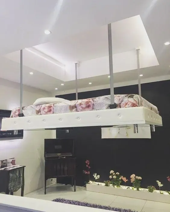 想要美观性更好的,可以将这种升降床在天花板内嵌,底部使用和天