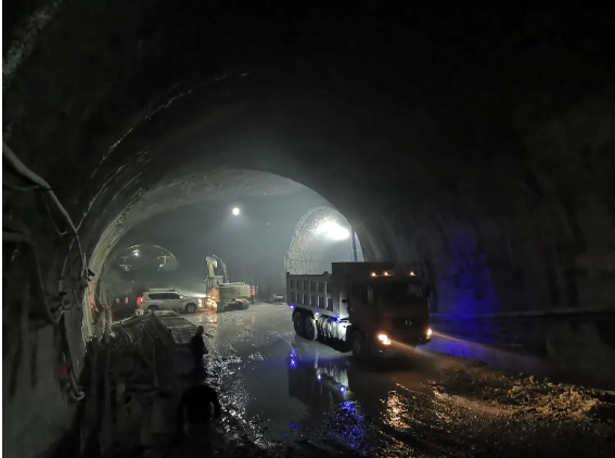 楚大高速圆满完成省内首项大跨度、大断面公路隧道挑顶工程施工