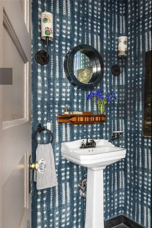 浴室也能用墙纸？国际设计师带你探寻浴室墙纸设计的灵魂