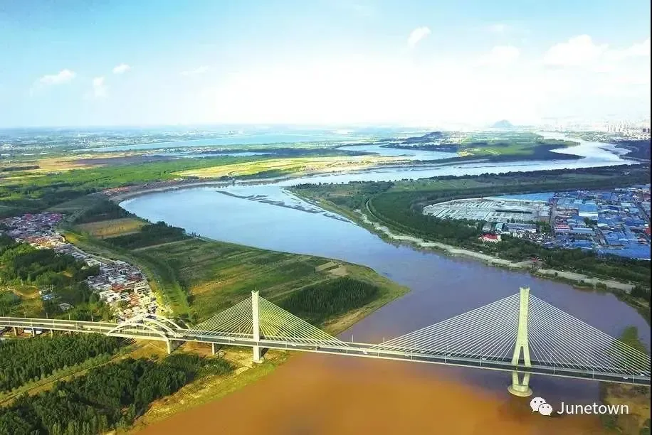 一个世纪的相约,都因为城市的悸动而改变……从巴黎的左岸,到济南的
