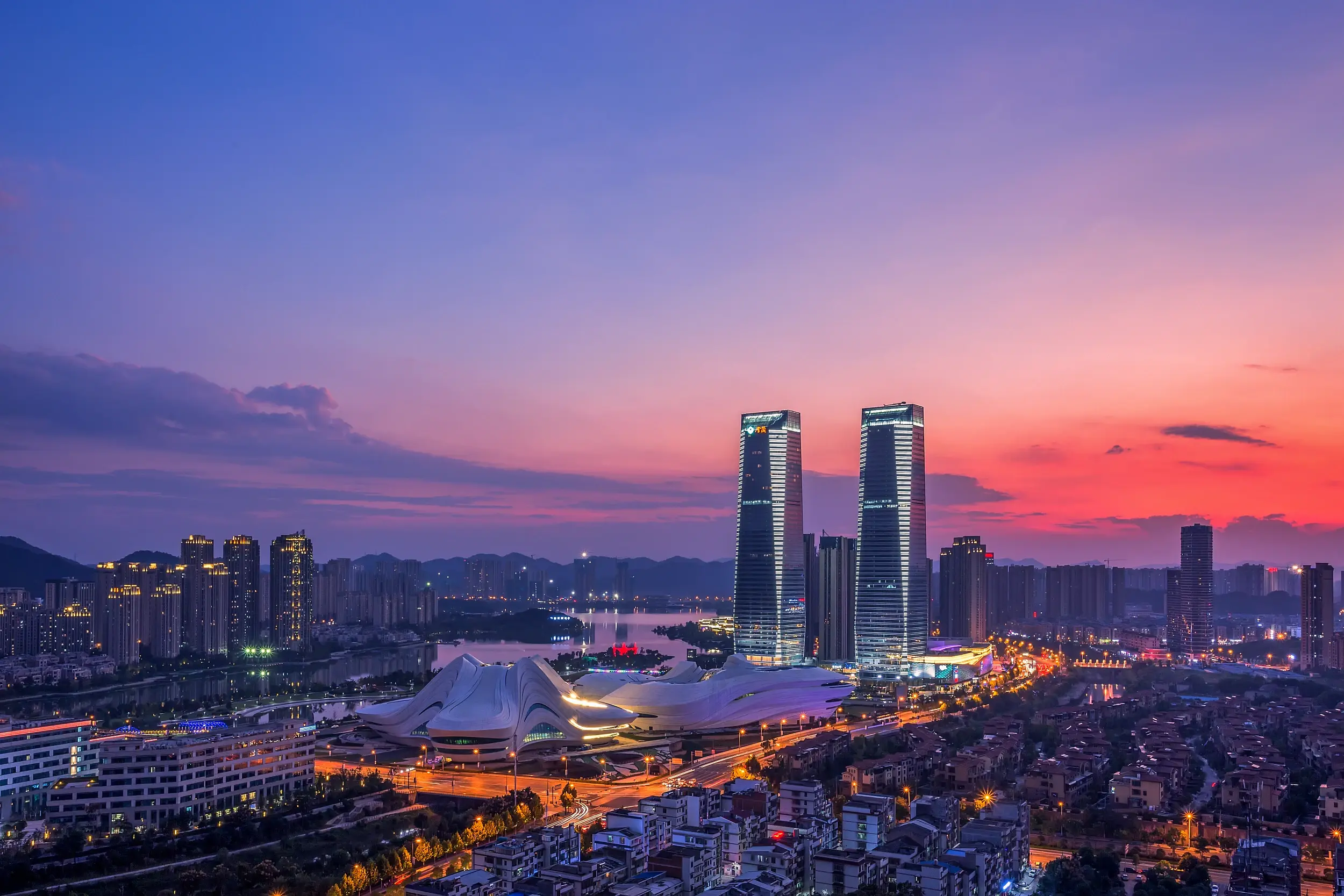 当时间,将梅溪湖推到了一个又一个的传奇里,这座拔地而起的国际新城