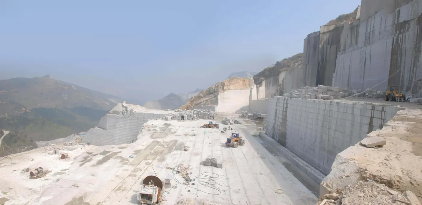 天然大理石矿山开采人类使用大理石材料的历史有数千年之久,许多