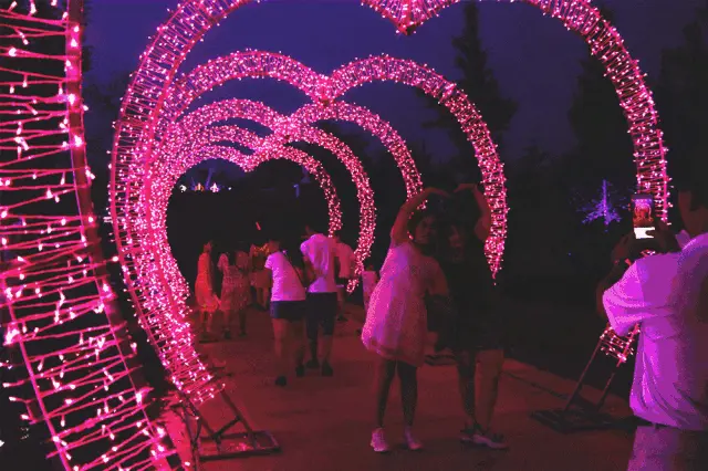 秀亮点三: 爱情隧道 鹊桥之约示意图让我们来场不一样的彩色运动吧!