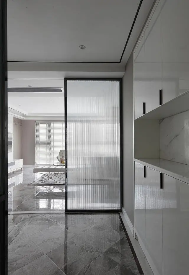 玩出气场冷酷干练的黑框明亮通透的内里这样的玻璃门有气质