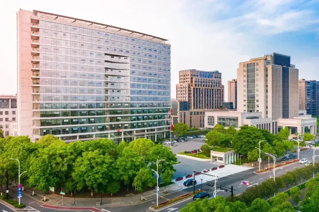 赞衢州市行政中心大院拆墙透绿还绿于民