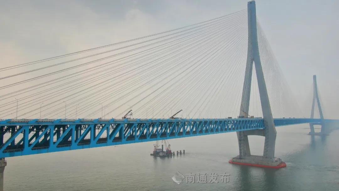 列车驶过沪通大桥时，桥面会上下移动近2米？专家解密了！