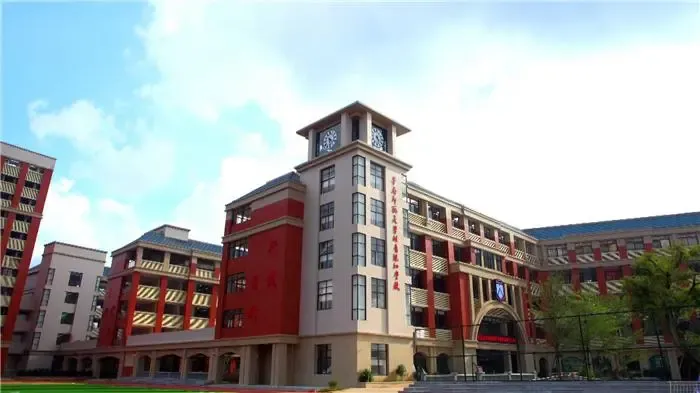 湛江华附学校依托华南师范大学的优质教育资源,秉承华南师大深厚的