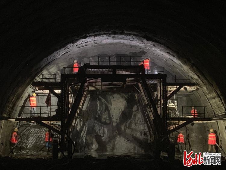 新进展！延崇高速翠云山特长隧道进口单月掘进突破1200米！