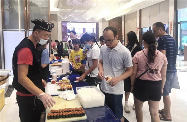 秀色可餐！当美女邂逅美食，百万大城都沉醉了！