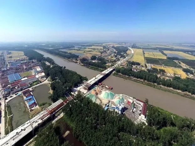 331省道京杭运河主桥合龙宝应段第一大桥实现贯通