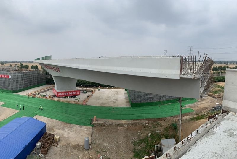 山东省最大t型钢构转体桥成功转体