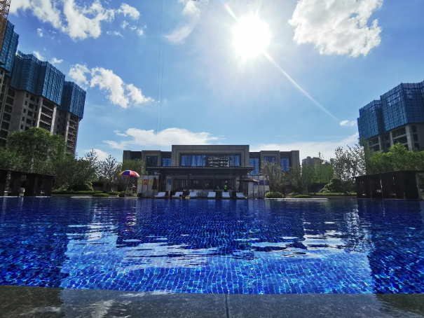 岳麓青城·万达广场丨一期东院户外阳光泳池，开始试营运啦！（文末有福利哦）