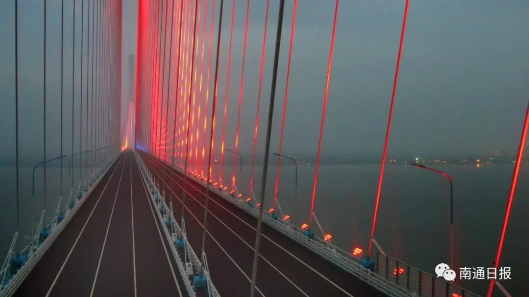 雨雾中，沪通长江大桥首次系统调试灯光