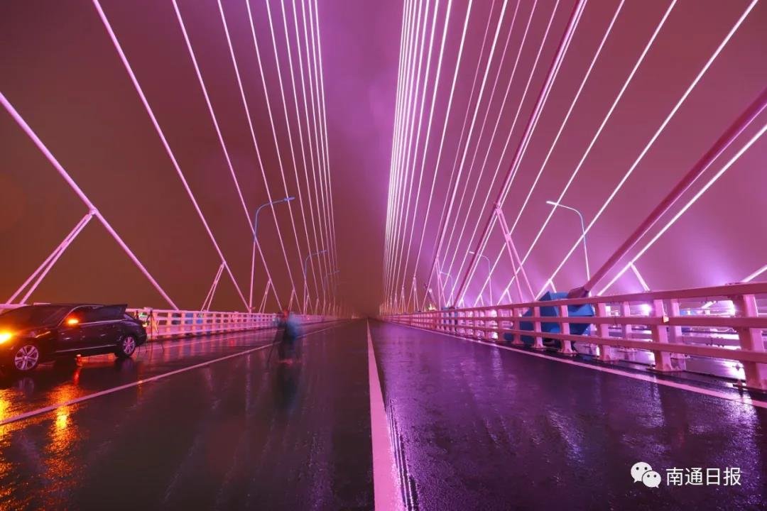 雨雾中，沪通长江大桥首次系统调试灯光