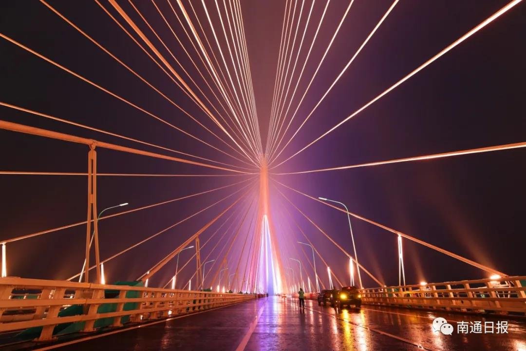 雨雾中，沪通长江大桥首次系统调试灯光