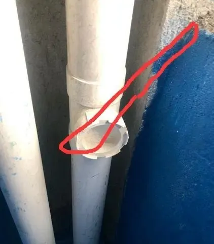 卫生间排水管检修口影响瓷砖铺贴业主让工人这样施工后患无穷
