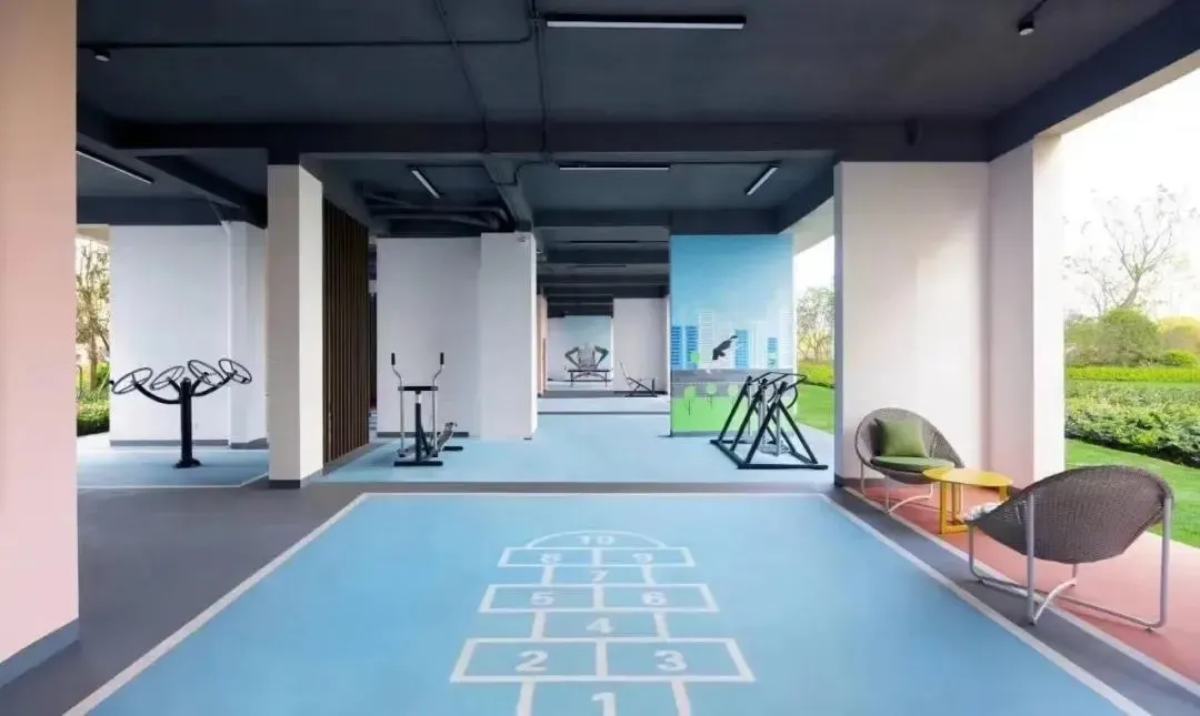 架空层泛会所里三五好友相谈甚欢 童趣屋中孩子们的欢声笑语&