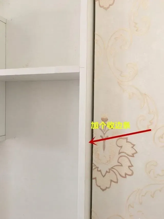 同样是定制衣柜,他家先贴墙布再装柜子,中间2公分缝隙丑上天了_房产资