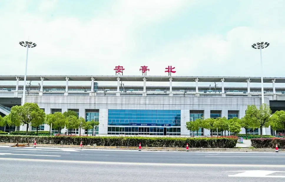 亭北站实景图安亭西站实景图2009年轨道交通11号线直通嘉定,导入人流