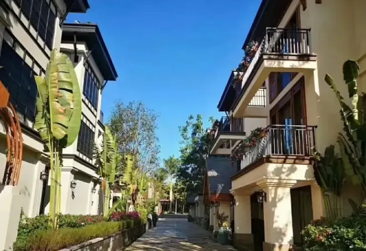 有谁比较了解布洛陀小镇吗?周边配套设施全不全?旁边有医院吗?