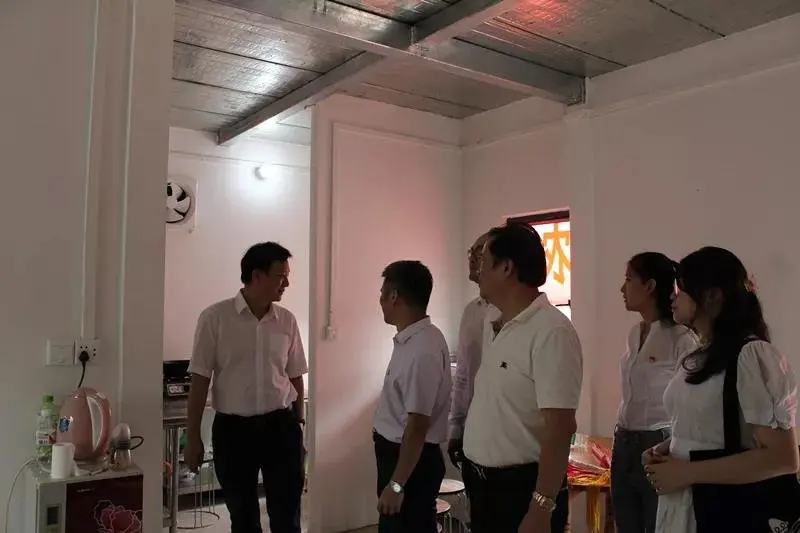 诗蓝实业发展股份有限公司党支部书记,董事长,总经理陆炳良等领导嘉